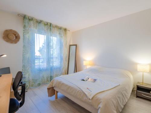 um quarto com uma cama e uma grande janela em Apartment Royal Marine-4 by Interhome em Fréjus