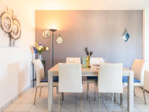 une salle à manger avec une table et des chaises blanches dans l'établissement Apartment Villa d'Automne by Interhome, à Arcachon