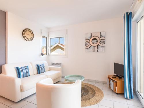 un salon avec un canapé et une télévision dans l'établissement Apartment Villa d'Automne by Interhome, à Arcachon