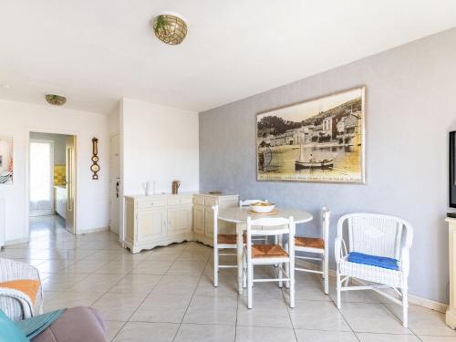 - une cuisine et une salle à manger avec une table et des chaises dans l'établissement Apartment Les Ilaires by Interhome, au Lavandou