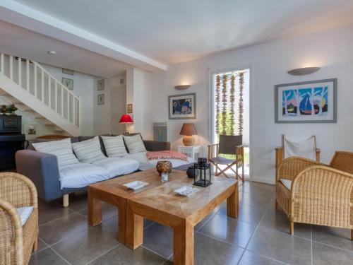 un salon avec un canapé et une table dans l'établissement Villa Le Lac by Interhome, à Lacanau