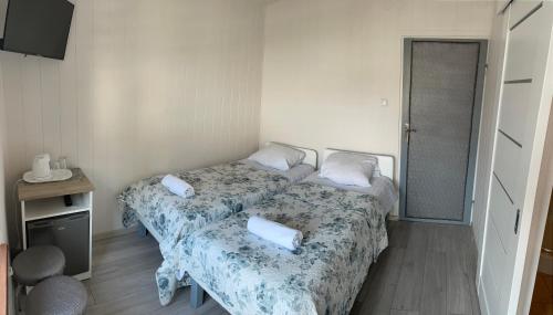 two beds in a small room with at Willa Anna in Gródek Nad Dunajcem