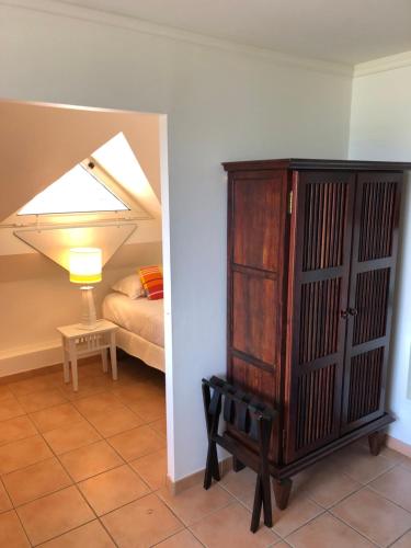 een slaapkamer met een bed en een dressoir in een kamer bij 2 Pièces Premium avec terrasse vue mer Résidence Pierre et Vacances in Sainte-Luce