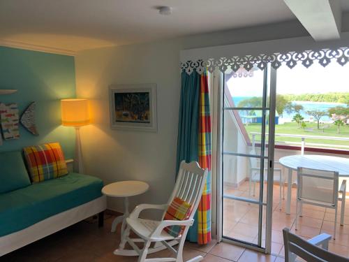 Habitación con cama, mesa y balcón. en 2 Pièces Premium avec terrasse vue mer Résidence Pierre et Vacances, en Sainte-Luce