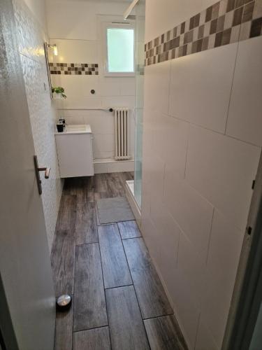 une salle de bain avec toilettes, lavabo et miroir dans l'établissement Appparement T3 Marseille 13009, à Marseille