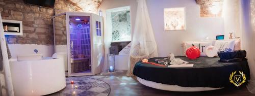 VenuSuite VENOSA - Luxury House, Spa & Relax - في فينوسا: غرفة بسرير كبير في غرفة