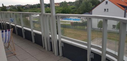 einen Balkon mit Poolblick in der Unterkunft Uroczy Apartament Happy 28 tuż przy plaży. in Sianożęty