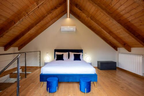 Un dormitorio con una cama grande en una habitación con techos de madera. en Bed & Bike La Stalla, en Masera