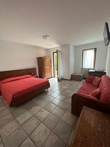 a bedroom with two beds and a couch at Agriturismo Fioravante in San Pietro in Cariano