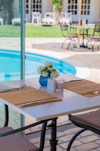 Piscina de la sau aproape de Valentino Corfu