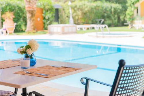 Piscina de la sau aproape de Valentino Corfu