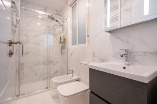 uma casa de banho com um chuveiro, um WC e um lavatório. em HABITACIÓN en el centro de Madrid em Madrid
