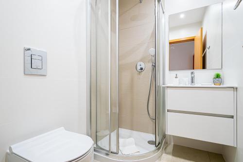 W łazience znajduje się prysznic, toaleta i umywalka. w obiekcie BeGuest Summer Breeze in Vale Parra w mieście Galé