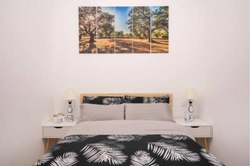 um quarto com uma cama e uma fotografia na parede em HABITACIÓN en el centro de Madrid em Madri