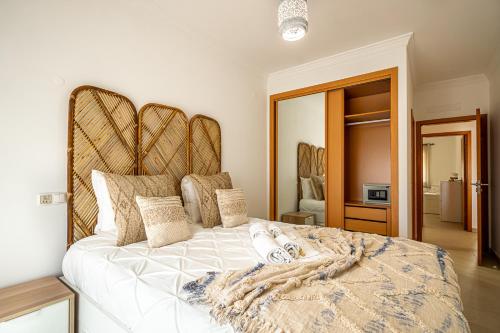 sypialnia z dużym łóżkiem z dużym zagłówkiem w obiekcie BeGuest Summer Breeze in Vale Parra w mieście Galé