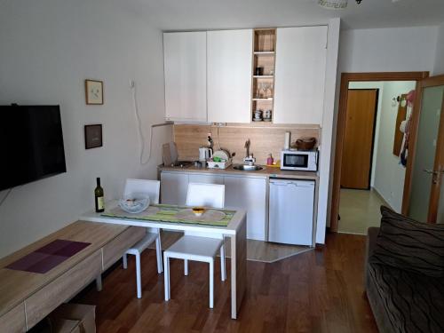 una pequeña cocina con mesa y comedor en Petrovac Studio Apartment Ana, en Petrovac na Moru