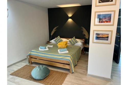 een slaapkamer met een bed met gele kussens bij Unique Villa V with large pool in Benkovac