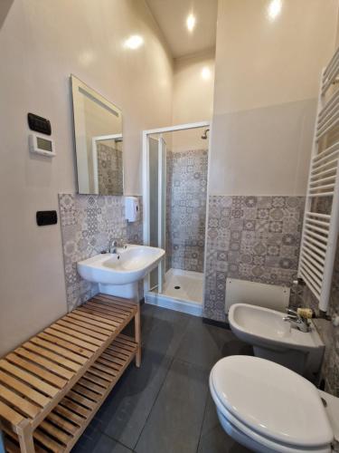 uma casa de banho com um lavatório, um WC e uma banheira em Ostello Costa Alta em Monza