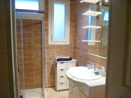 y baño con ducha, lavabo y espejo. en F4 VERNET LES BAINS, en Vernet-les-Bains