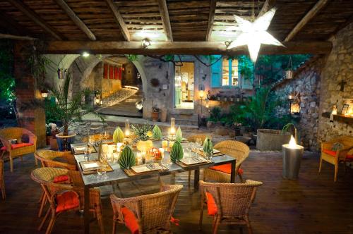 une salle à manger avec une grande table et des chaises dans l'établissement La Vieille Maison - Halte Gourmande, à Durfort-et-Saint-Martin-de-Sossenac