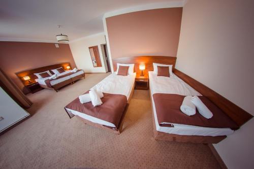 an overhead view of a hotel room with two beds at Camelot in Sandomierz