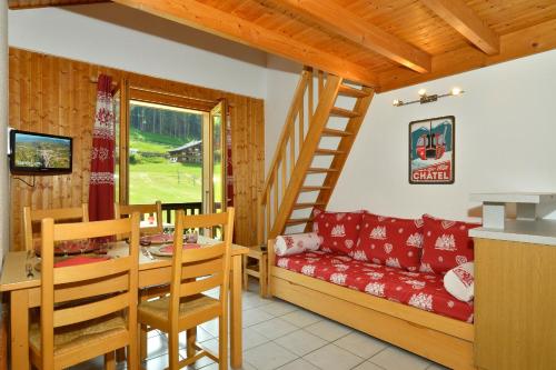 - un salon et une salle à manger avec un canapé et une table dans l'établissement Résidence Joséphine, à Châtel