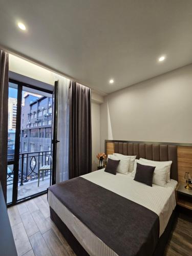 Una cama o camas en una habitación de Orion ApartHotel