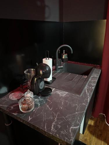 un bancone della cucina con lavandino e frullatore di Suite de prestige avec spa & cinéma a Ivry-sur-Seine