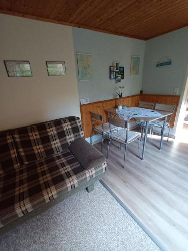 ein Wohnzimmer mit einem Sofa und einem Tisch in der Unterkunft Uns lütt Hus in Krakow am See