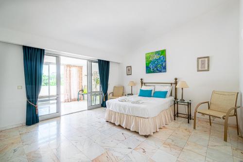 ein Schlafzimmer mit einem Bett mit blauen Kissen in der Unterkunft BeGuest Vale de Lobo 932 Villa in Almancil