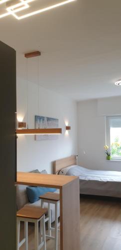 Ένα ή περισσότερα κρεβάτια σε δωμάτιο στο ALLEE APARTMENT (newly renovated spring 2023)