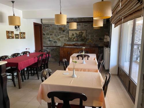 een restaurant met tafels en stoelen in een kamer bij Archontiko Zachou in Loutrá Vólvis