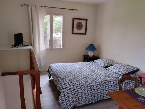 Studio calme dans les vignes avec piscine