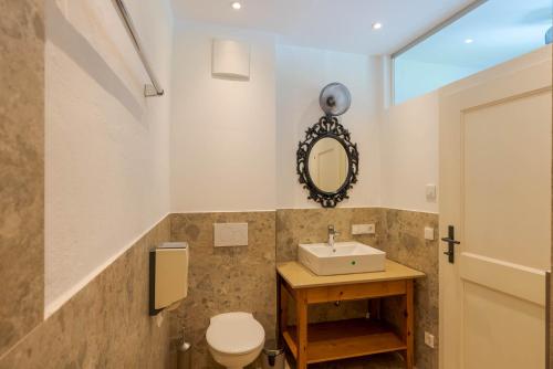 een badkamer met een wastafel en een toilet bij Appartements Bergheim in Hirschbichl