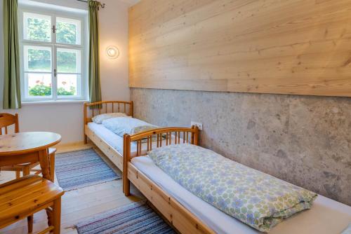 een kamer met drie bedden en een tafel bij Appartements Bergheim in Hirschbichl