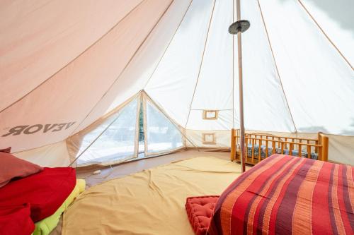 uma tenda com uma cama dentro dela em Olive Tent - In Our Garden em Capitana