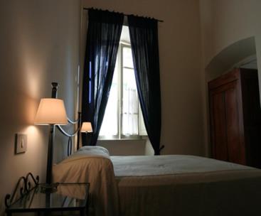 - une chambre avec un lit et une fenêtre dans l'établissement B&B Vicolo Vecchio, à Terracine