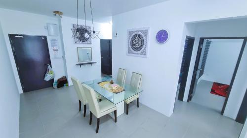 Posezení v ubytování NO TOURIST Comfortable 3 Room for 6pax KEPONG KL