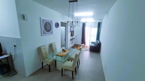 Posezení v ubytování NO TOURIST Comfortable 3 Room for 6pax KEPONG KL