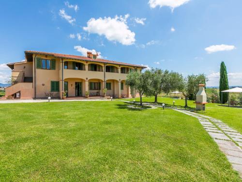 ein großes Haus mit Rasen davor in der Unterkunft Apartment Casalsole-5 by Interhome in Cerreto Guidi