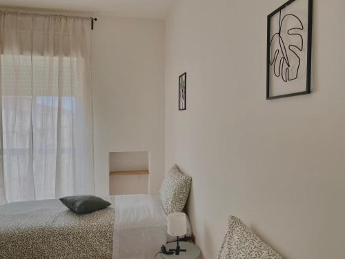 una camera con letto e finestra di Guest House Service Modugno - ZONA INDUSTRIALE a Modugno