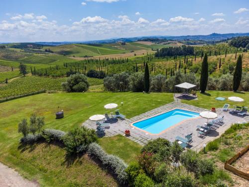 uma vista aérea de uma propriedade com piscina em Apartment Casalsole-12 by Interhome em Cerreto Guidi