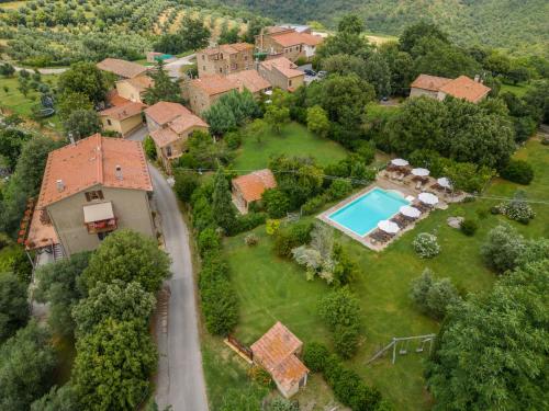 eine Luftansicht eines Anwesens mit Pool in der Unterkunft Holiday Home Olinto by Interhome in Cinigiano