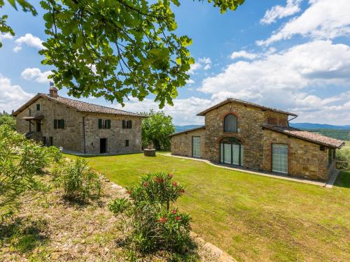 una vista exterior de una casa de piedra con patio en Holiday Home La Querciolaia by Interhome, en Pieve a Presciano