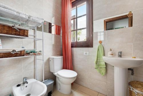 布維納維斯塔諾提的住宿－Apartamento Elena，一间带卫生间和水槽的浴室