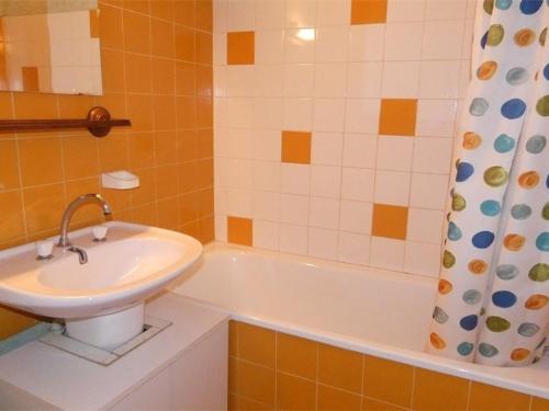 a bathroom with a sink and a bath tub at Studio Saint-Lary-Soulan, 1 pièce, 4 personnes - FR-1-457-254 in Saint-Lary-Soulan