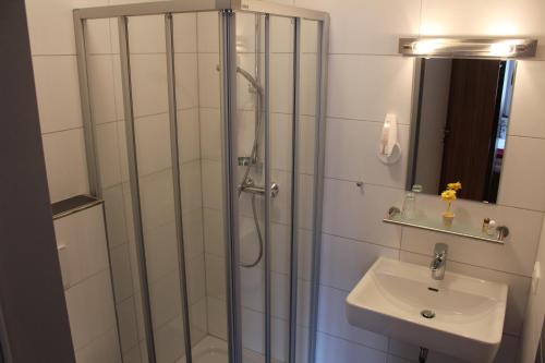 a bathroom with a shower and a sink at Langs Wirtshaus in Sankt Ulrich im Mühlkreis