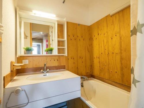 une salle de bain avec un lavabo et une baignoire dans l'établissement Appartement rénové 2 pièces avec balcon à Valmorel, 4 pers, animaux acceptés - FR-1-291-842, à Valmorel