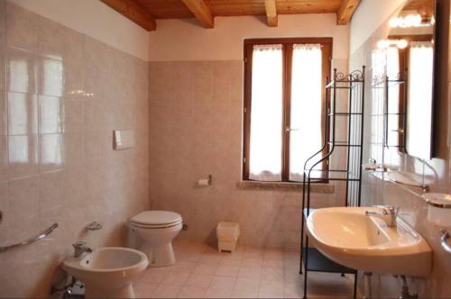 y baño con aseo, lavabo, bañera y aseo. en Oasi del Garda 4, en Monzambano