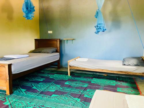 Tempat tidur dalam kamar di The Lake Hostel - with views over Habarana Lake